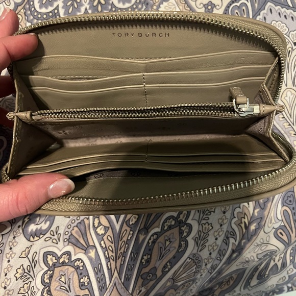 Pebbled gray patent leather Tory Burch wallet - Picture 5 of 5